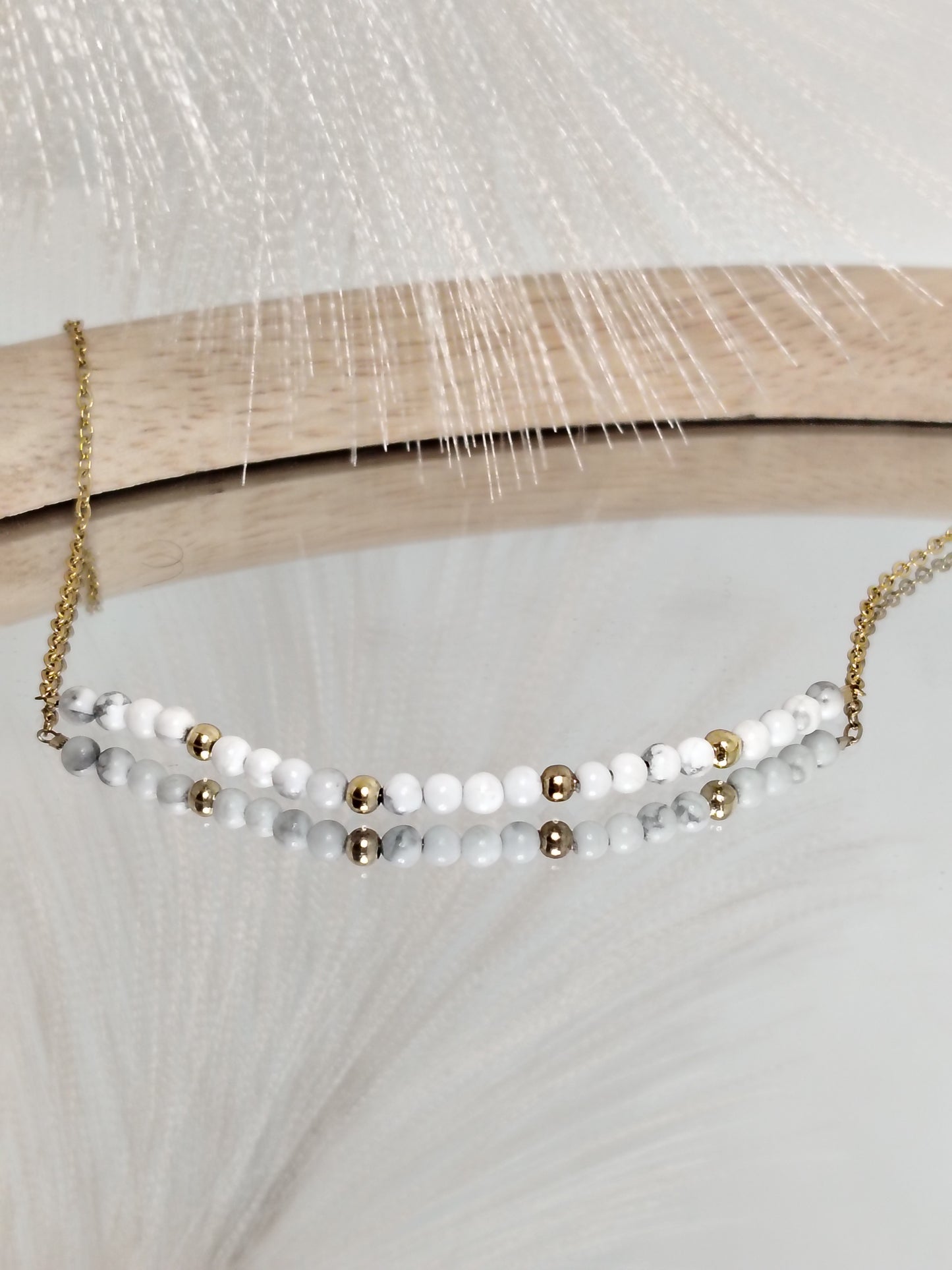 AMBRE – Collier doré à l’or fin 24 carats avec perles naturelles Howlite