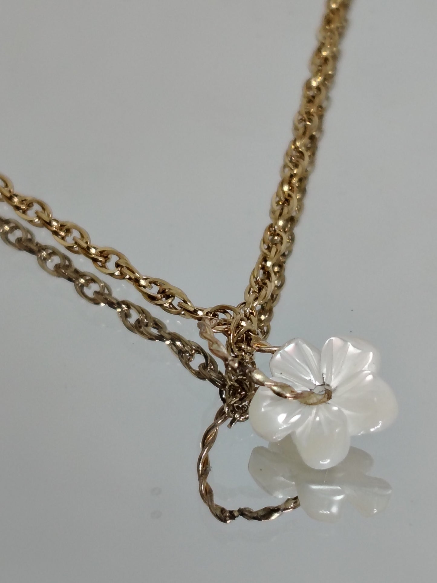 JULIA - Collier doré à l’Or fin 24 carats avec fleur nacrée et anneau strié gold filled 14 carats