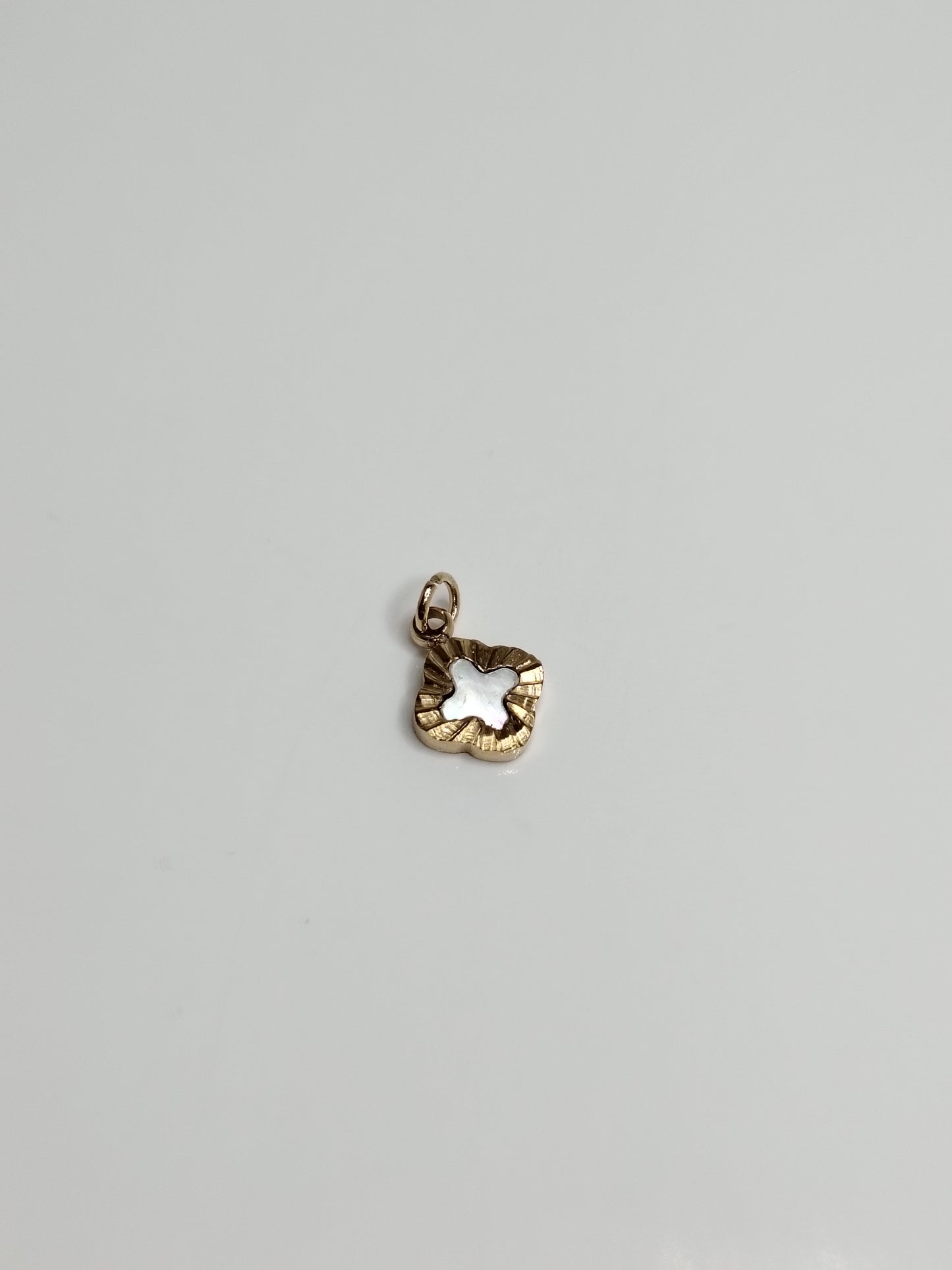 PENDENTIF TREFLE BLANC