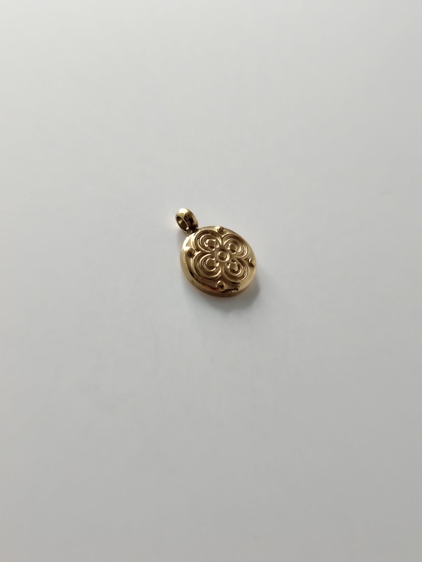 PENDENTIF ROND AVEC TREFLE