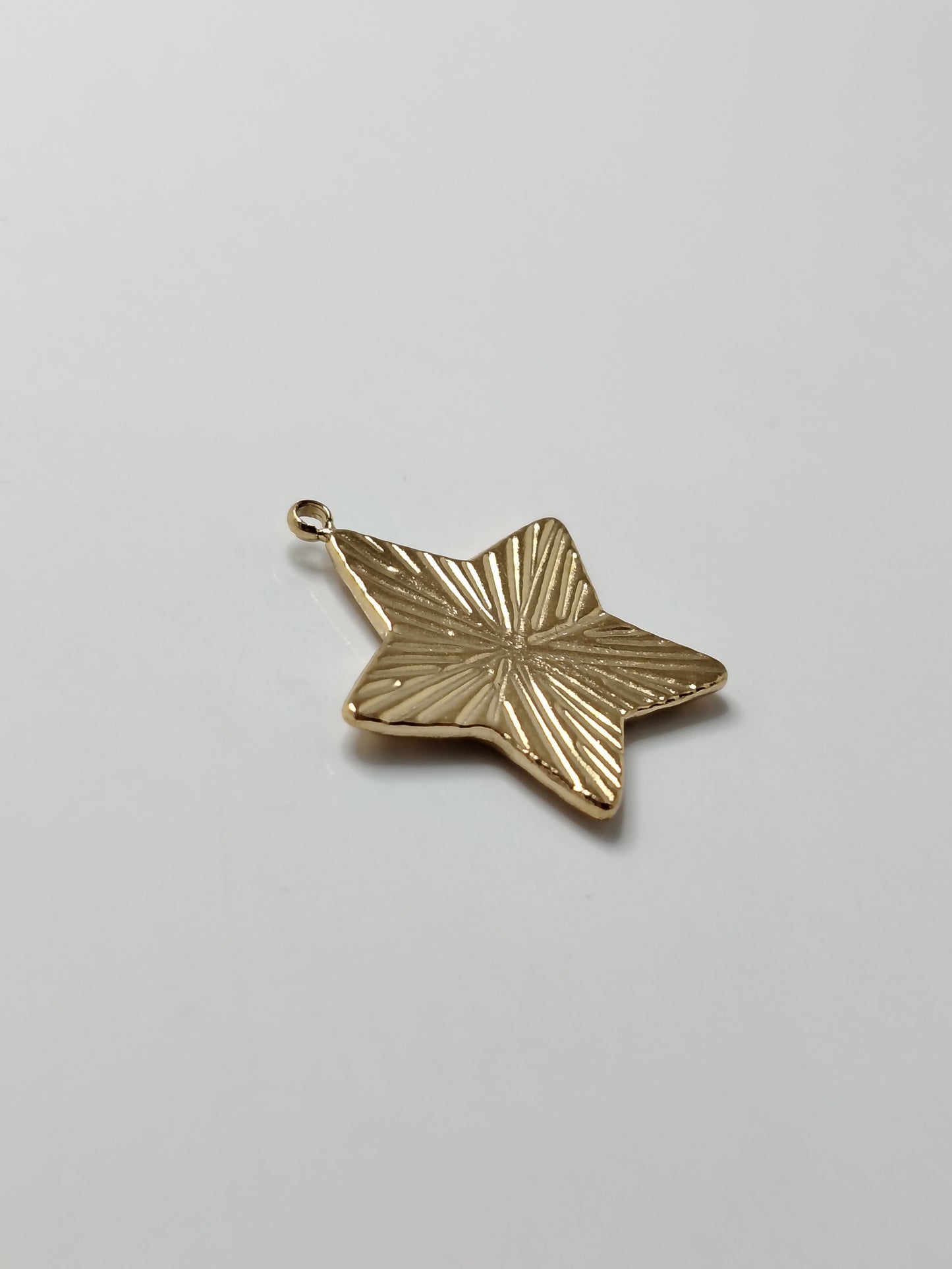 PENDENTIF ETOILE MARTELE 23MM