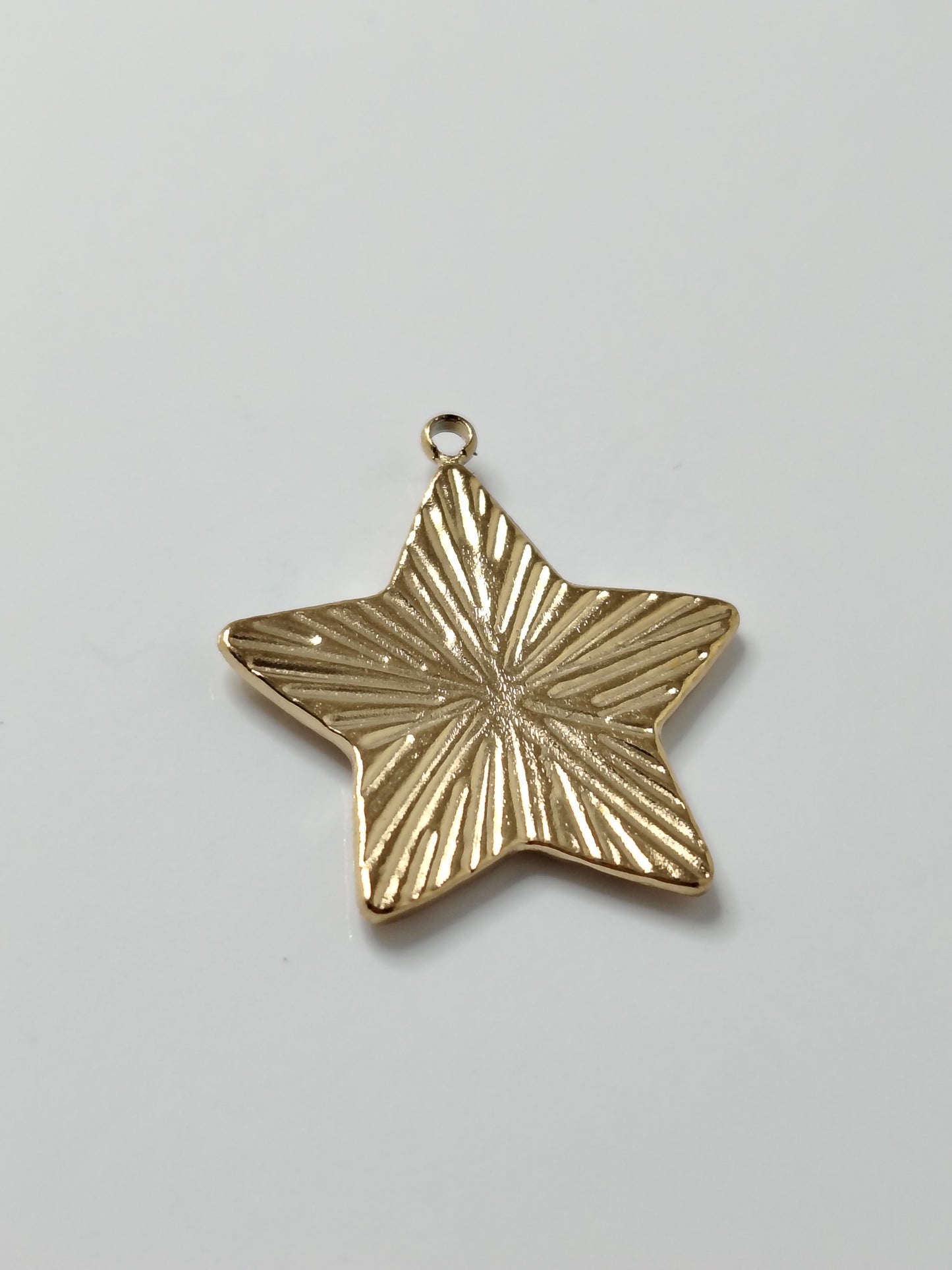 PENDENTIF ETOILE MARTELE 23MM