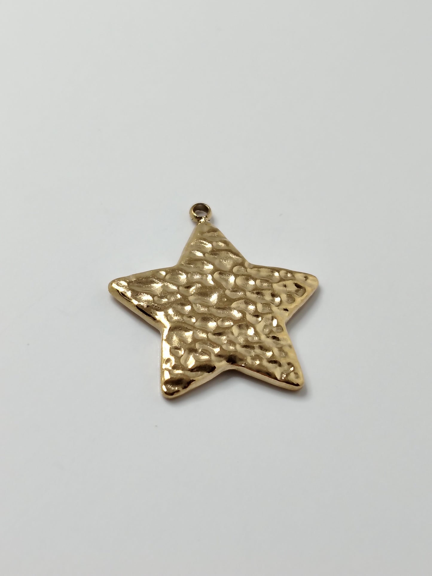 PENDENTIF ETOILE MARTELE 23MM