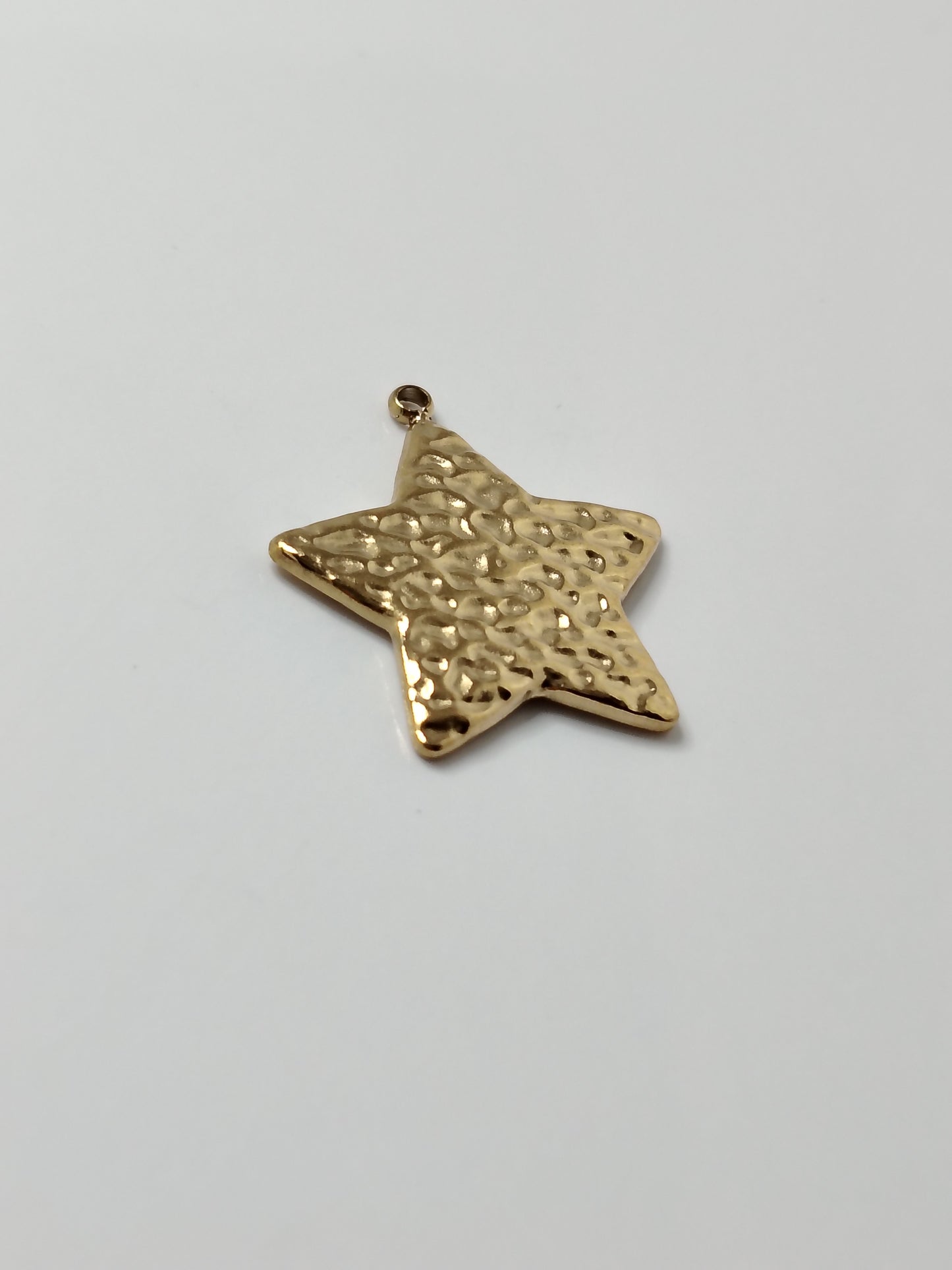 PENDENTIF ETOILE MARTELE 23MM