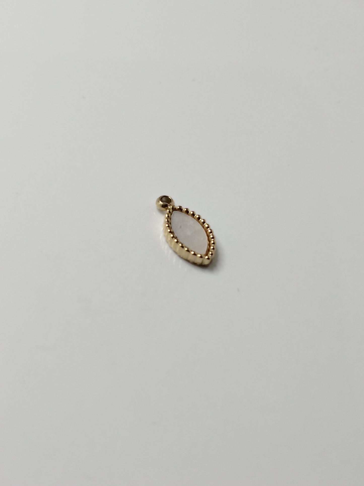PENDENTIF OVALE BLANC