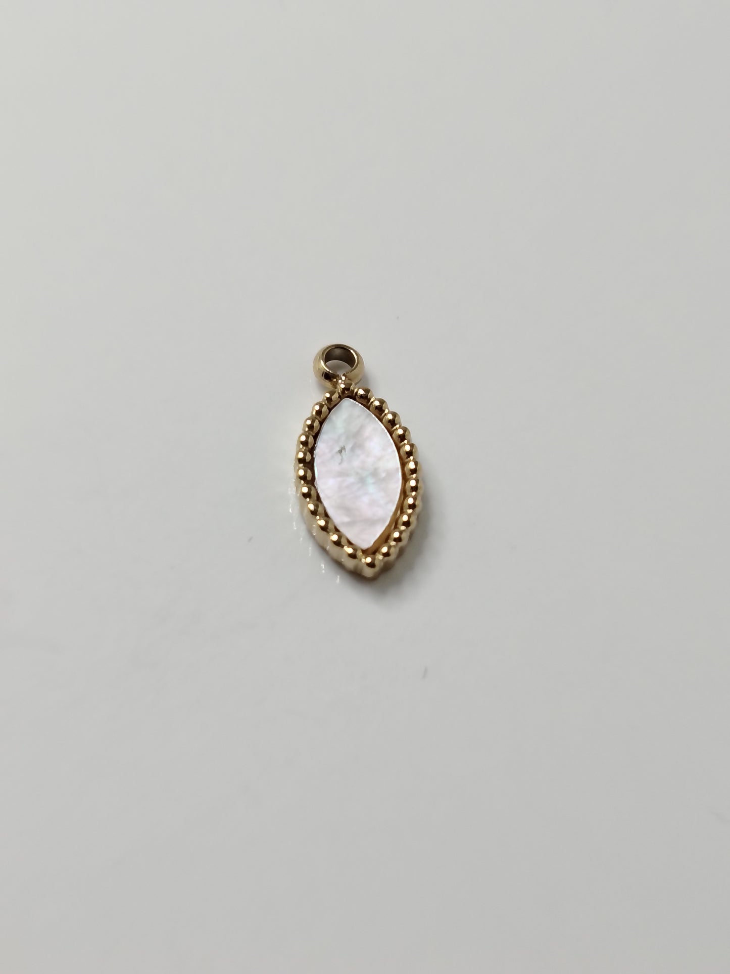 PENDENTIF OVALE BLANC