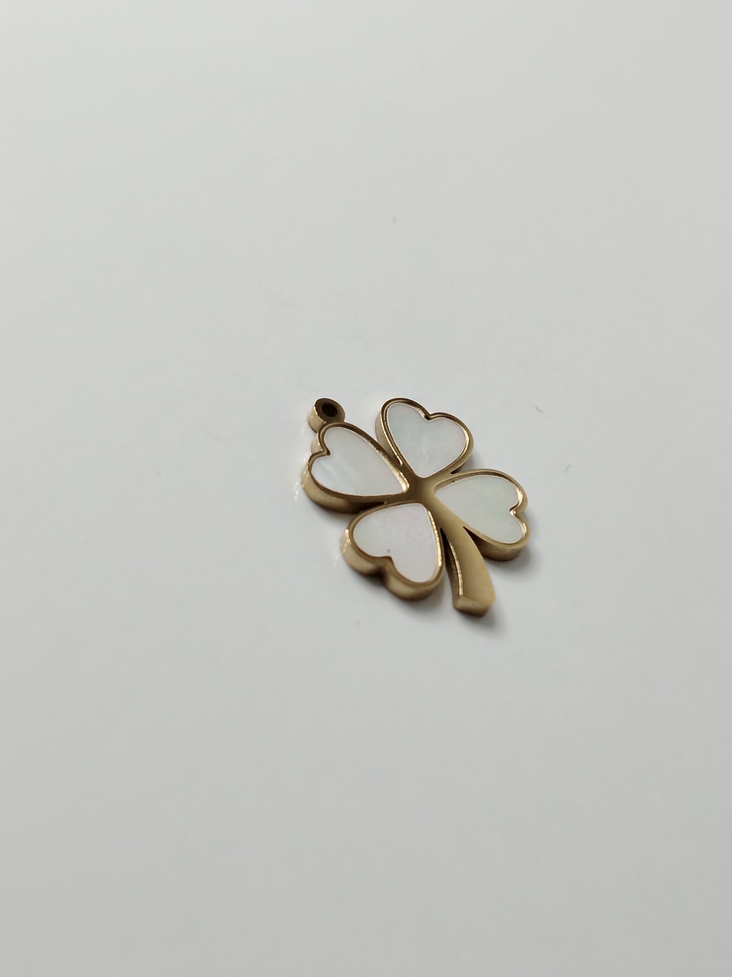 PENDENTIF TREFLE NACRE