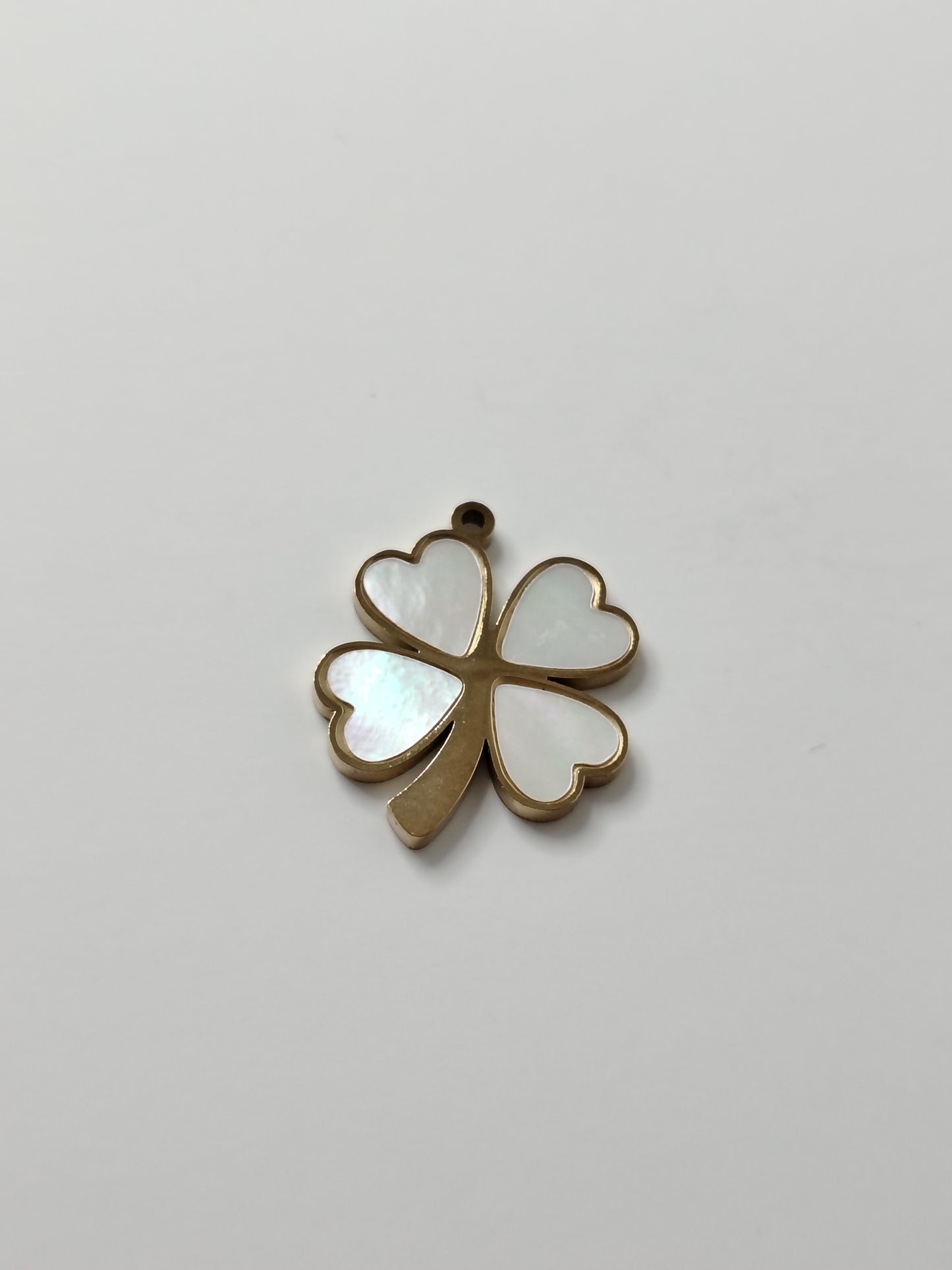 PENDENTIF TREFLE NACRE