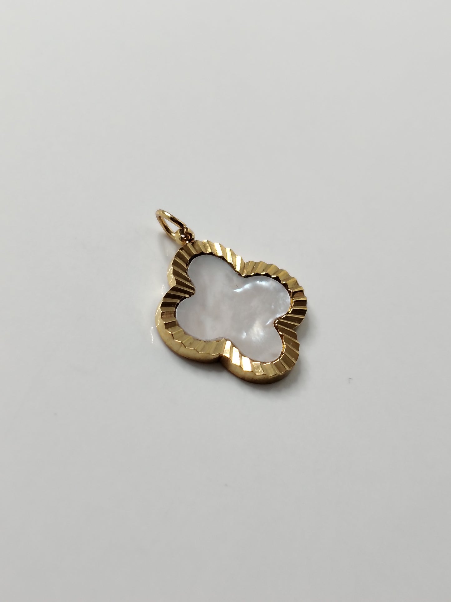 PENDENTIF TREFLE NACRE BLANC 17MM