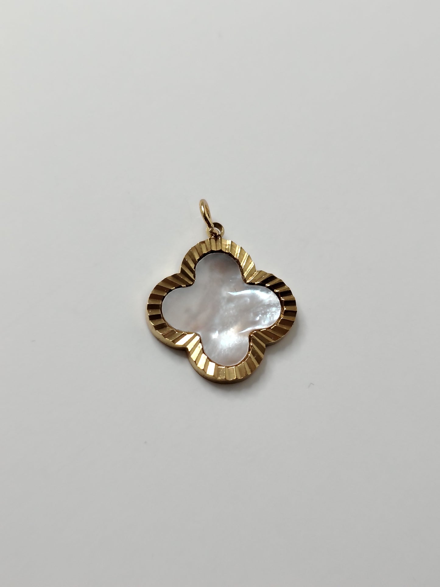 PENDENTIF TREFLE NACRE BLANC 17MM