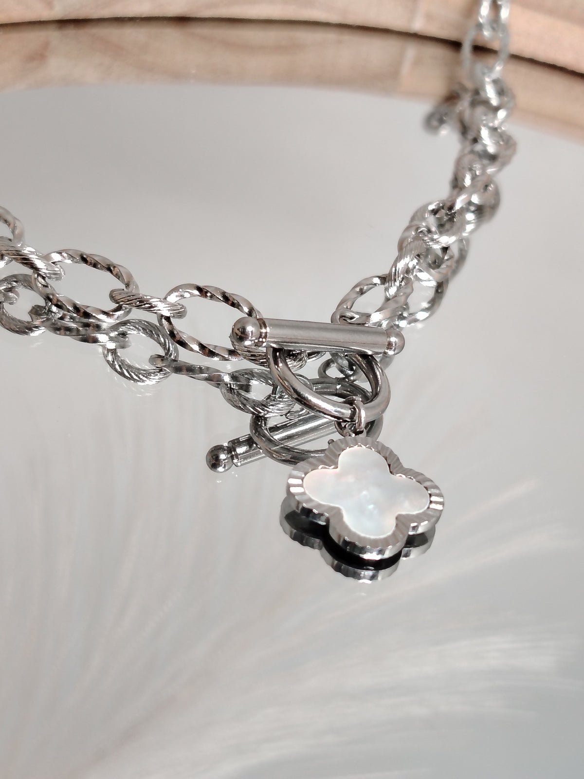 NARA - Collier Trèfle Nacre Plaqué Argent – Fermoir T sur le Devant