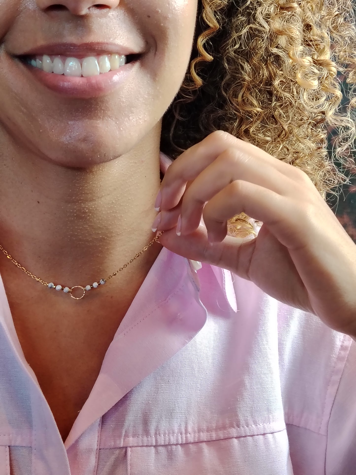 JENNA – Collier doré à l’or fin 24 carats avec pierres Howlite et anneau gold filled 14 carats