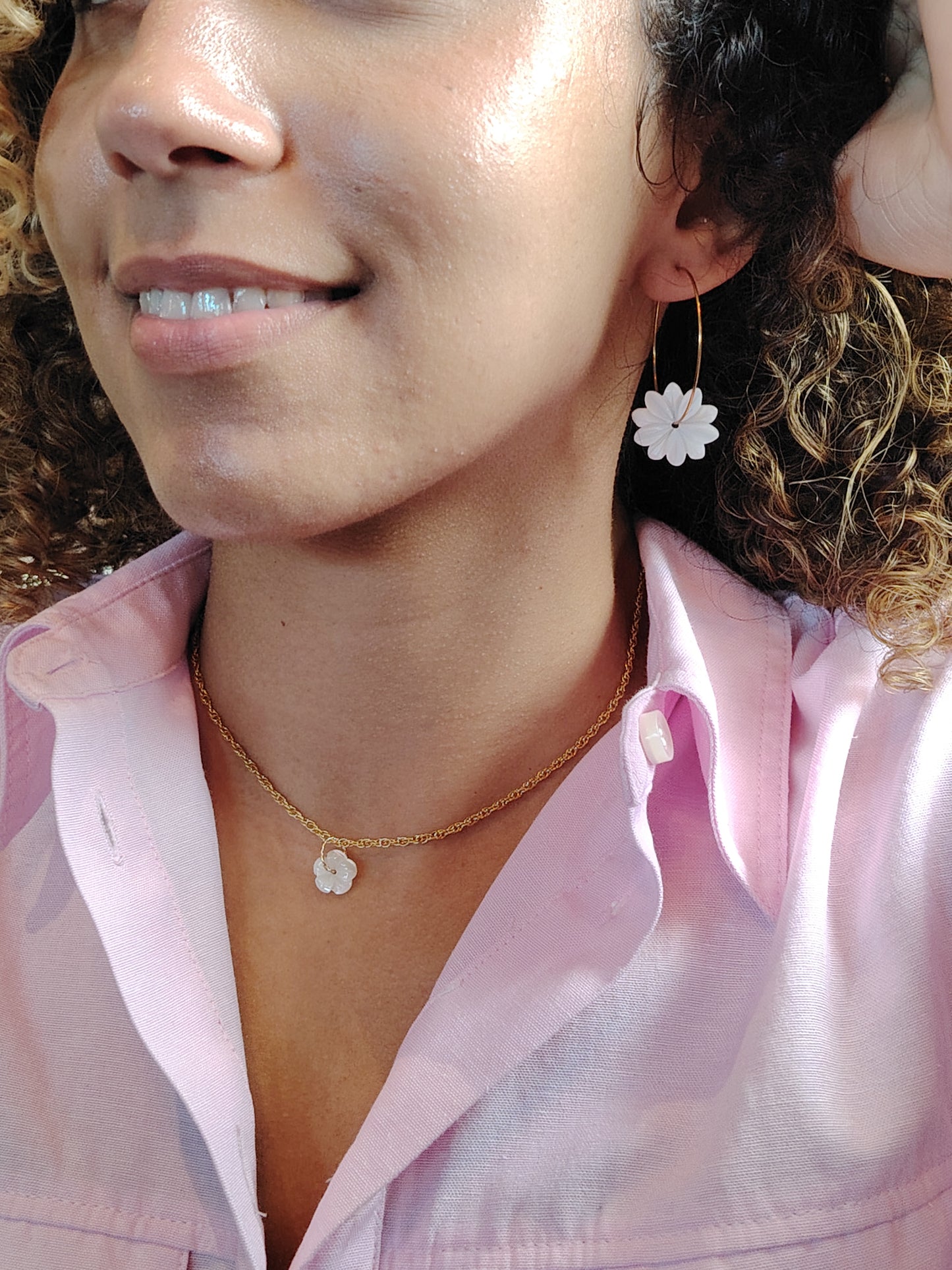 JULIA - Collier doré à l’or fin 24 carats avec fleur nacrée et anneau strié gold filled 14 carats