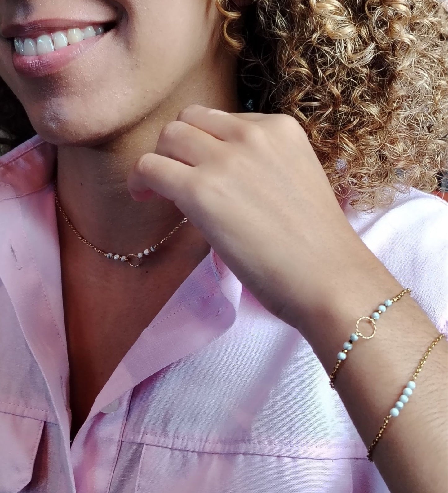 JENNA – Collier doré à l’or fin 24 carats avec pierres Howlite et anneau gold filled 14 carats