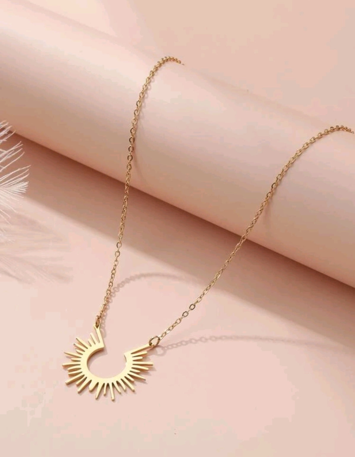 Blandine – Collier avec pendentif Soleil Ouvert Doré à l’Or fin 24 Carats