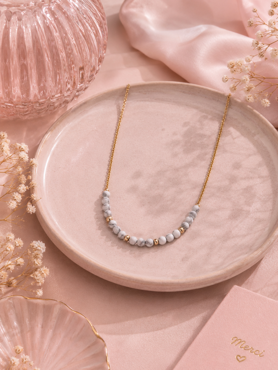 AMBRE – Collier doré à l’or fin 24 carats avec perles naturelles Howlite