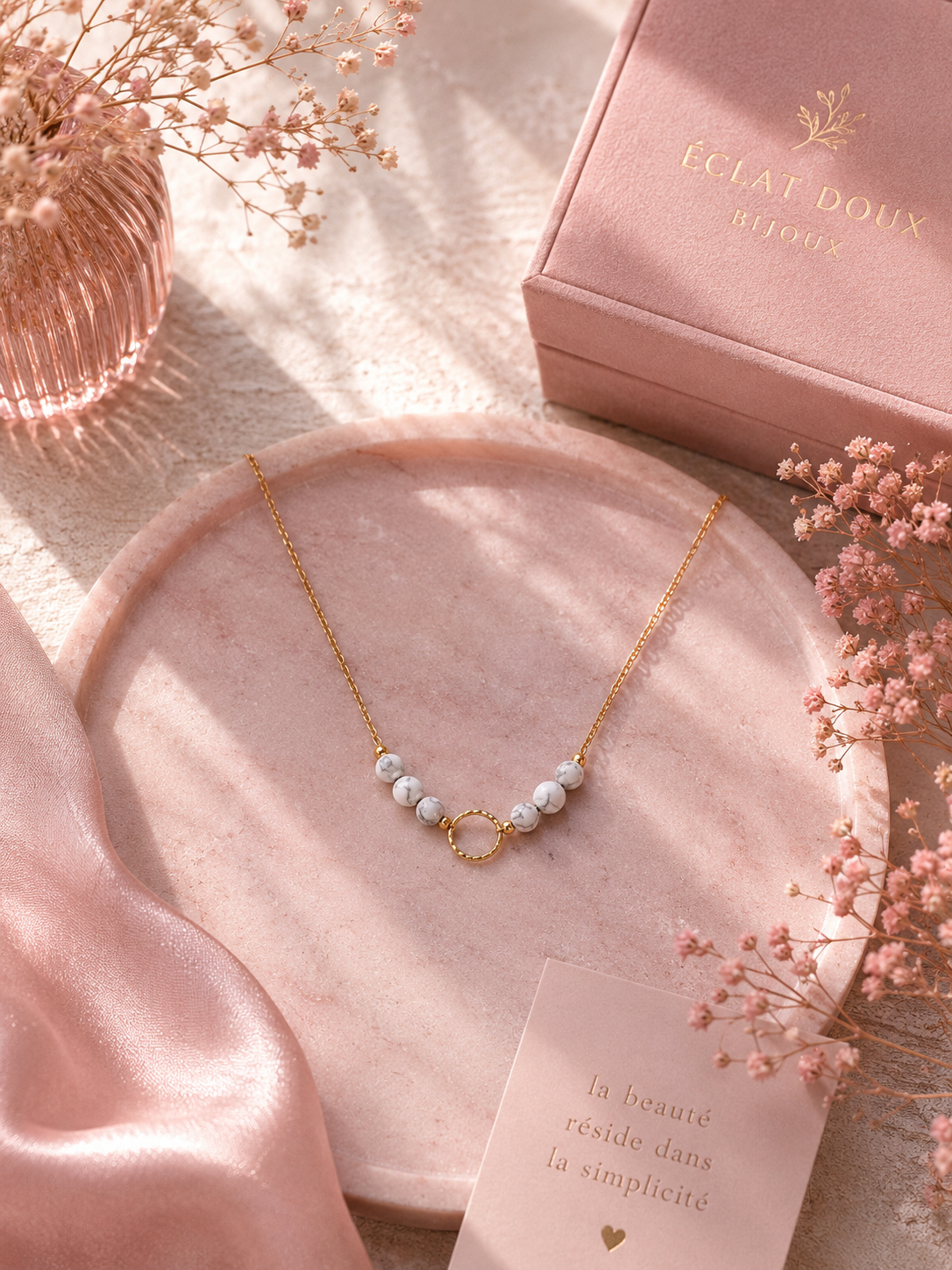 JENNA – Collier doré à l’or fin 24 carats avec pierres Howlite et anneau gold filled 14 carats