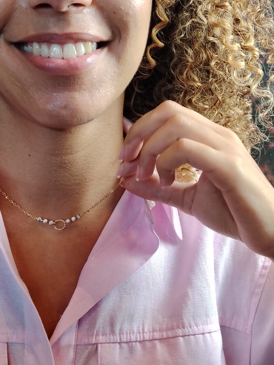 JENNA – Collier doré à l’or fin 24 carats avec pierres Howlite et anneau gold filled 14 carats