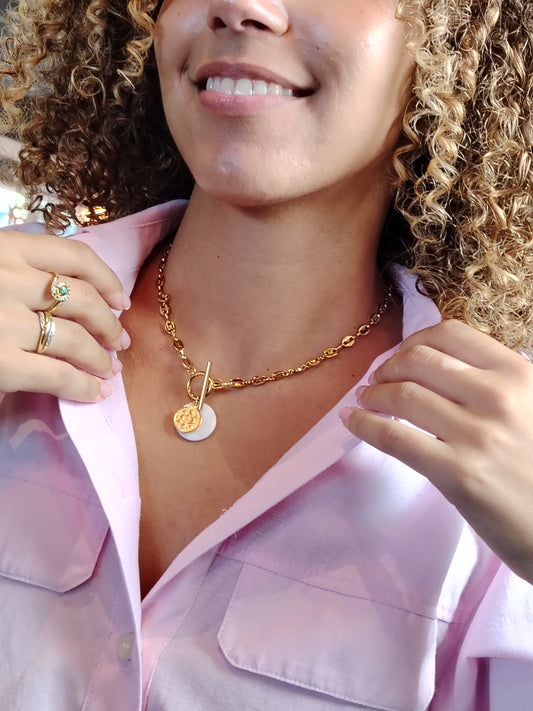 LORANE - Collier Médaillon Doré à l’Or Fin 24 Carats & Nacre – Fermoir T