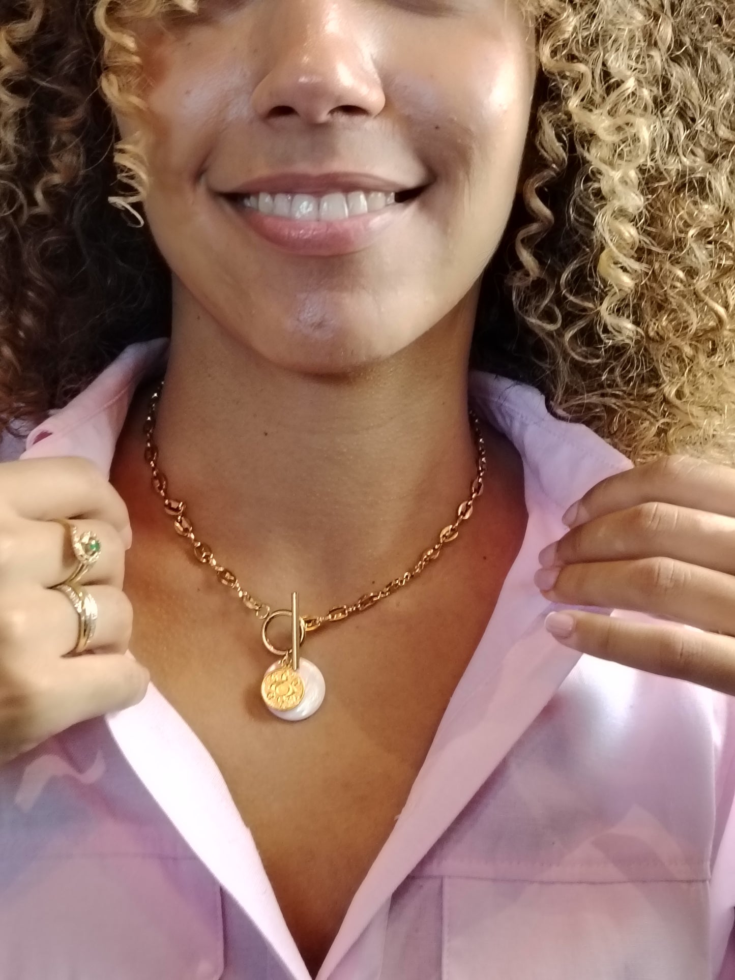 LORANE - Collier Médaillon Doré à l’Or Fin 24 Carats & Nacre – Fermoir T