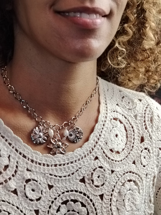 BONHEUR - Collier Charms Argenté & Perles d’Eau Douce – Chaîne Plaquée Argent