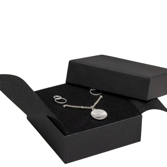 Écrin cadeau noir pour bijoux 8x8 cm
