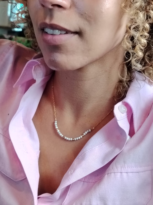 AMBRE – Collier doré à l’or fin 24 carats avec perles naturelles Howlite