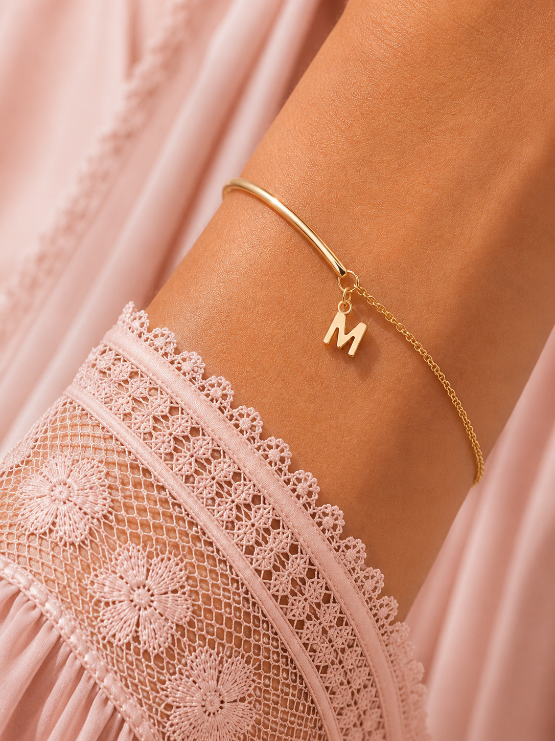 MILA – Bracelet Initiale Doré à l’Or Fin 24 Carats