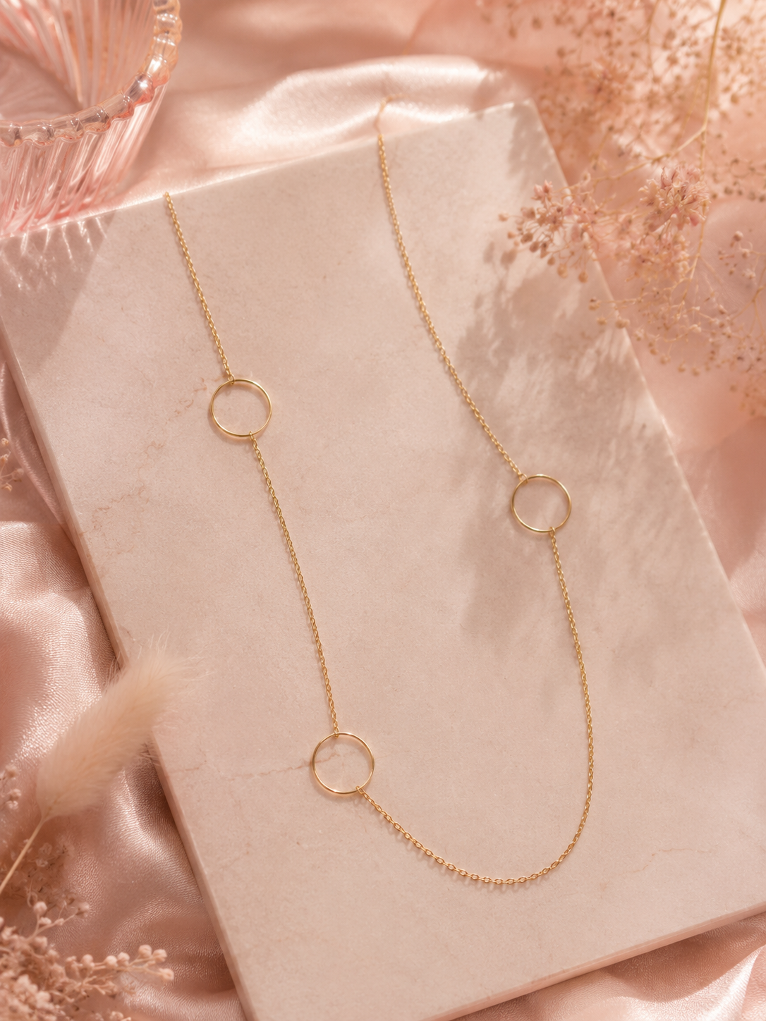 JOLIA - Collier long doré à l’or fin 24 carats – Cercles entrelacés élégants